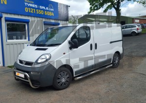 Vauxhall Vivaro A-bar, side bars with four steps and aluminium roof rails 1