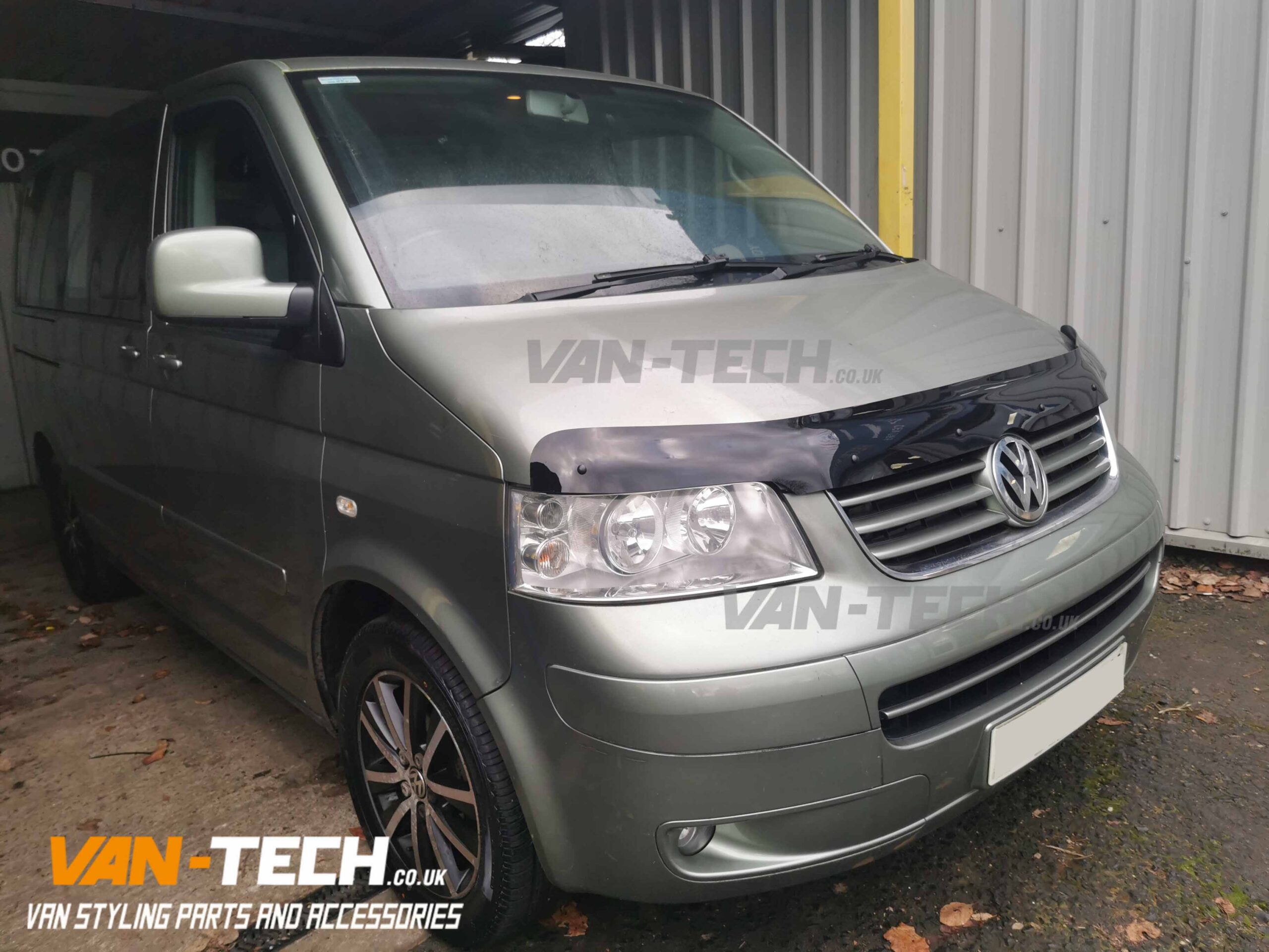 Modifycar Deflettori Aria Fumé Per Volkswagen Transporter T5 (2003-2015) – Vetro Acrilico, Installazione Interna (2 Pezzi Anteriori)
